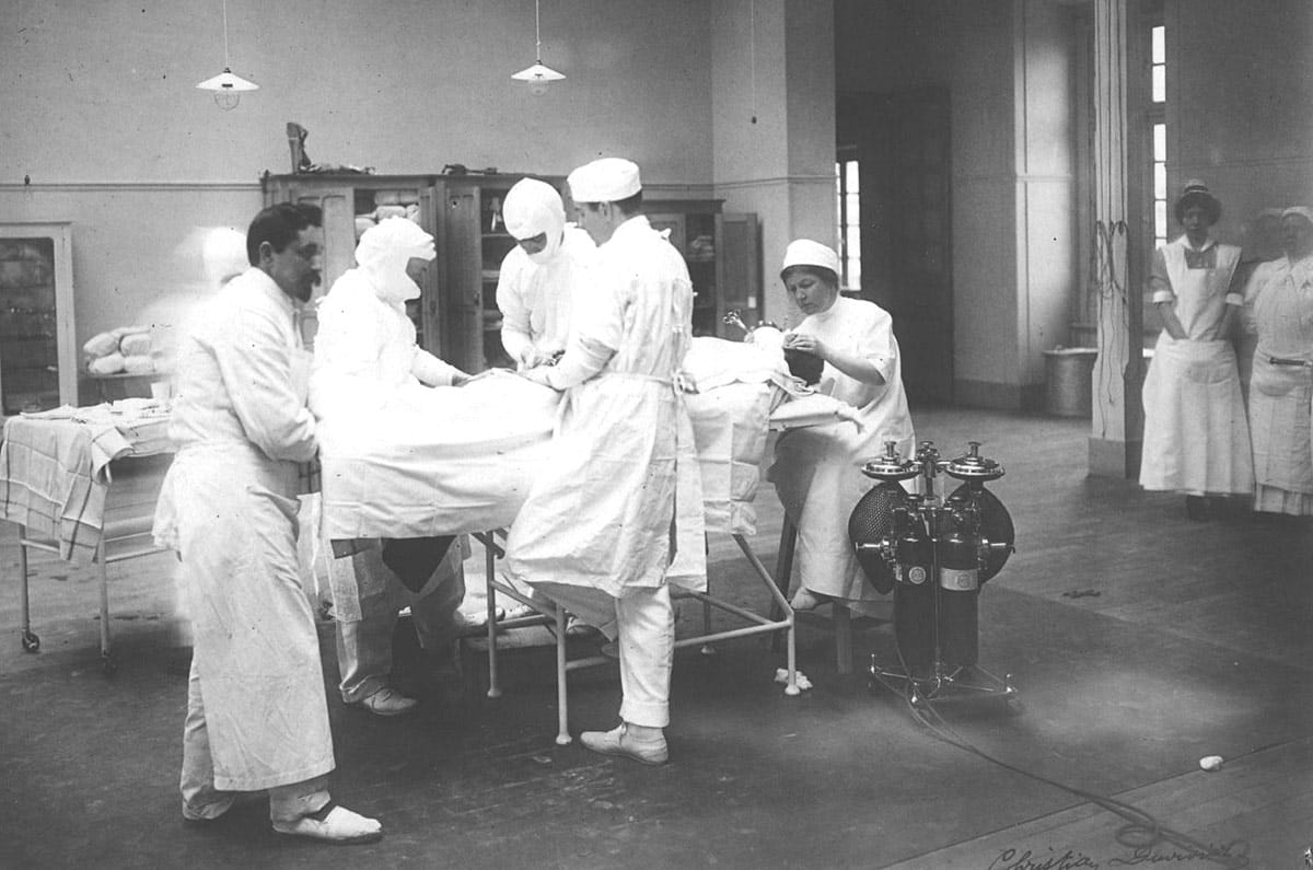 Doctors and nurses of the Lakeside Unit during World War I
