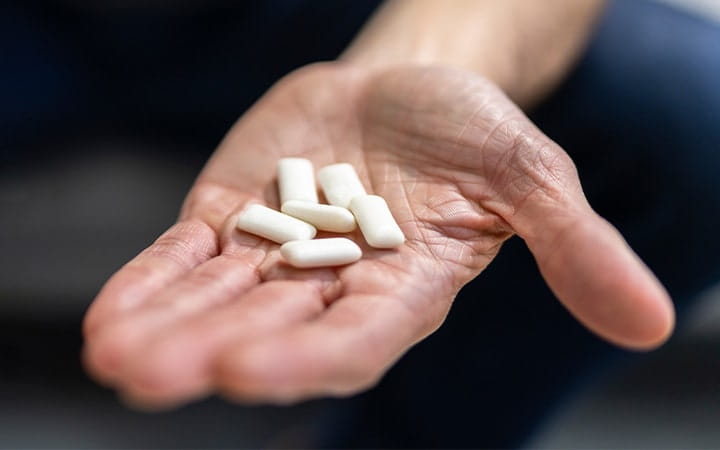 hand-holding-nicotine-gum