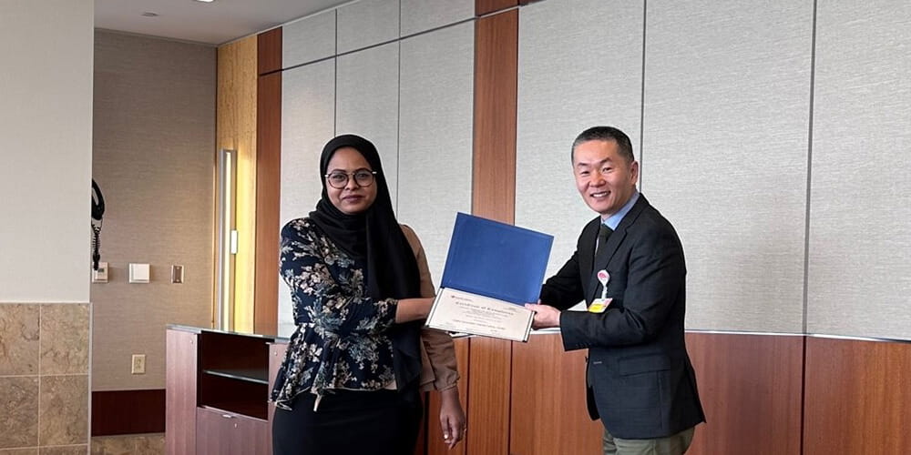 Nidhal Abdella Siddig accepting EEG Course Winter 2023 award from Dr. Jun Park